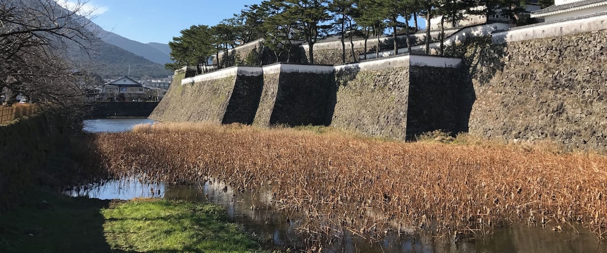島原城の天守閣と水堀