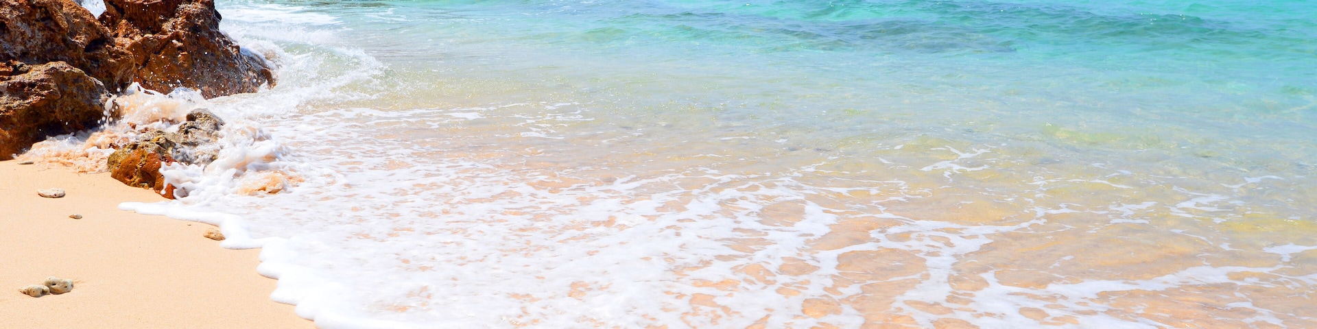 南国の美しいビーチと紺碧の空