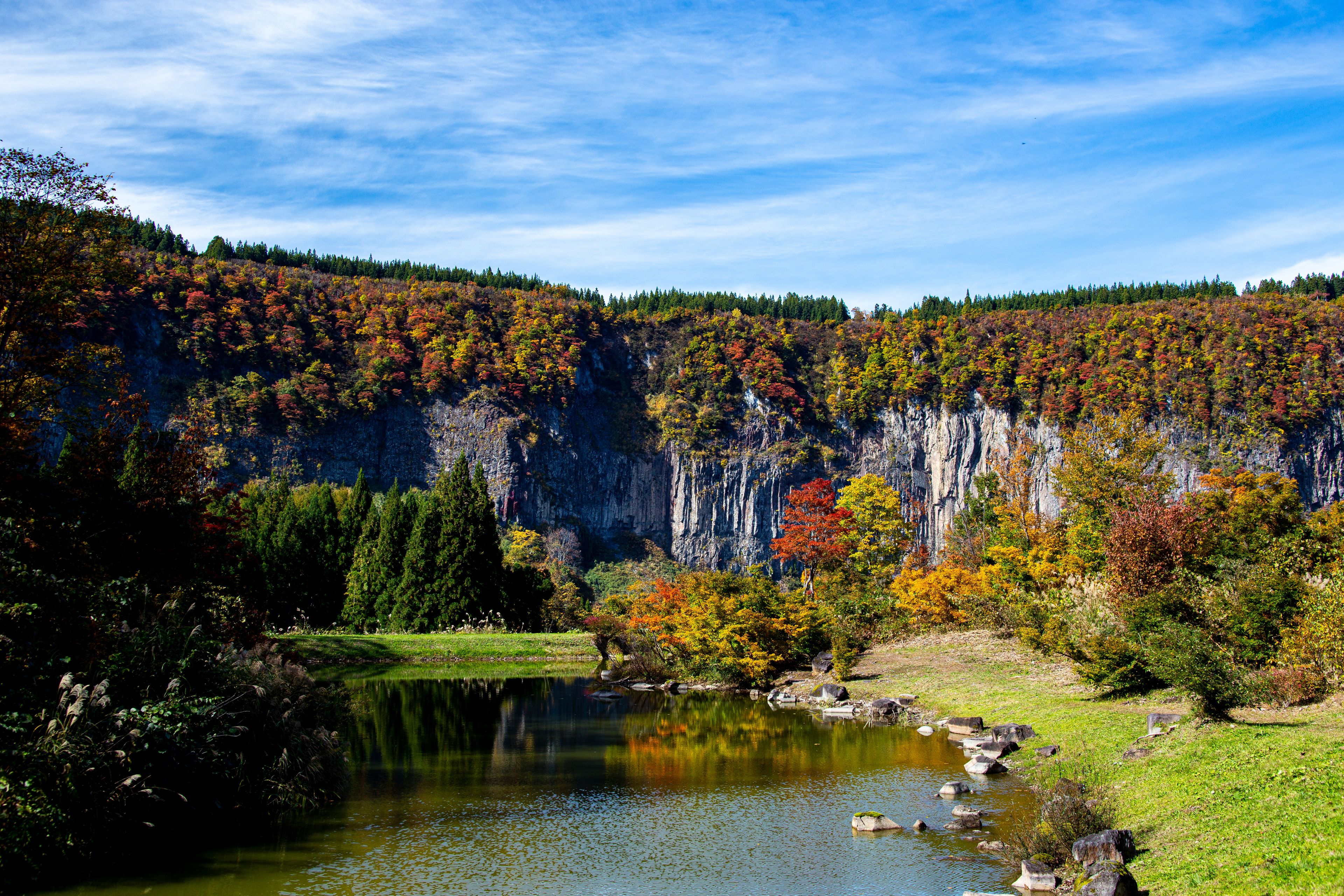 View of the magnificent autumn leaves on the river terraces of Akiyamago.