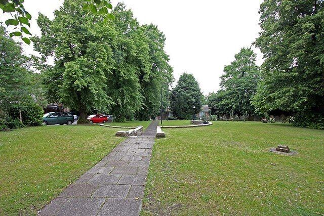 St Catherine & St Paul, Hoddesdon - Churchyard