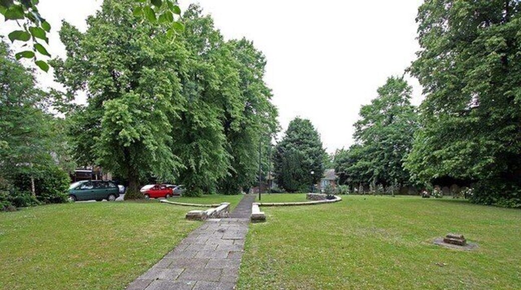St Catherine & St Paul, Hoddesdon - Churchyard
