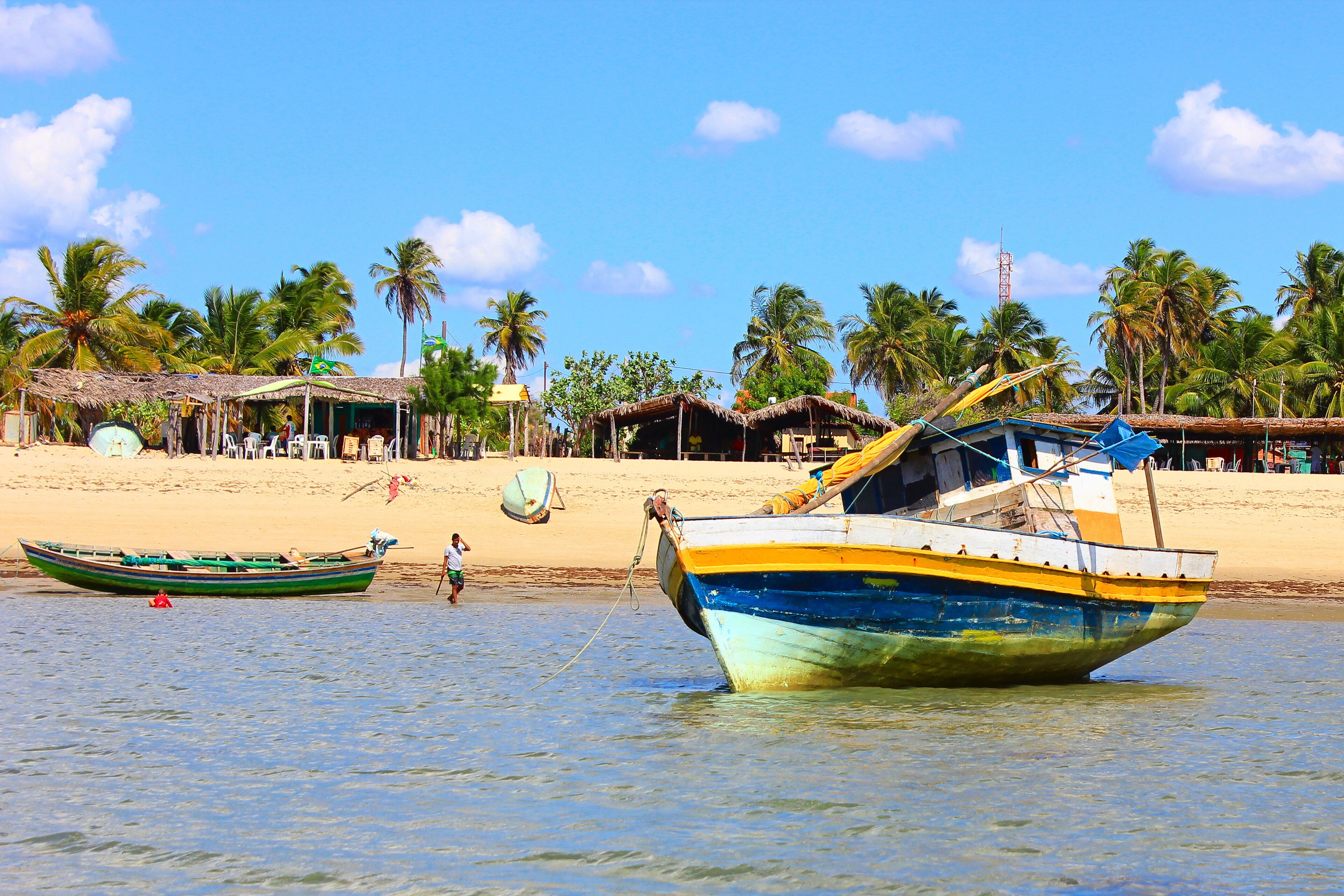 Barra Grande, Piauí, Brazil. Boats, shallow water, beach, rustic restaurants and palm trees.