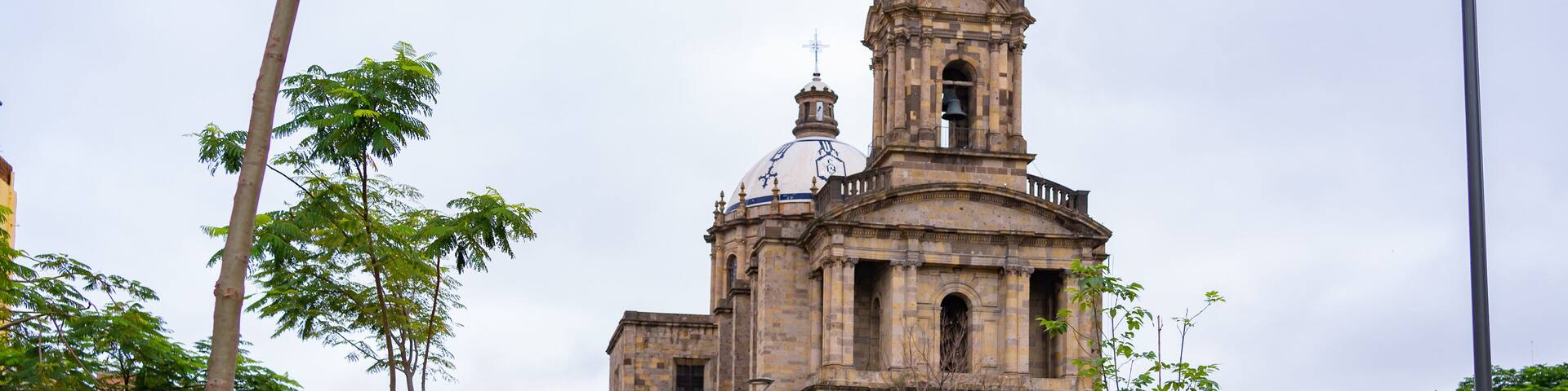 Varios muchachos manejan sus bicicletas al lado del parque Reforma en frente del Templo San José de Gracia.
