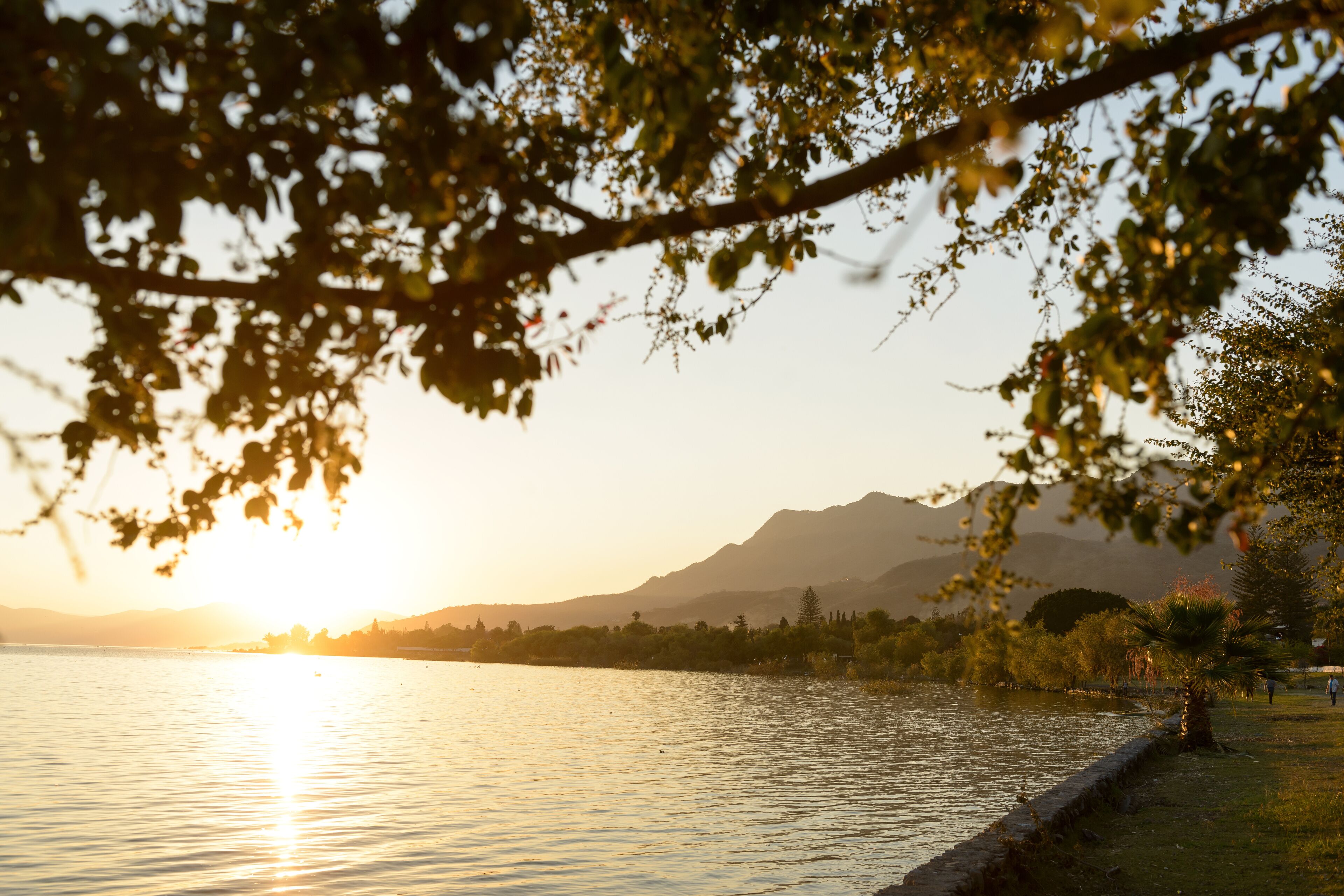 bahia de ajijic en jalisco con lago de chapala