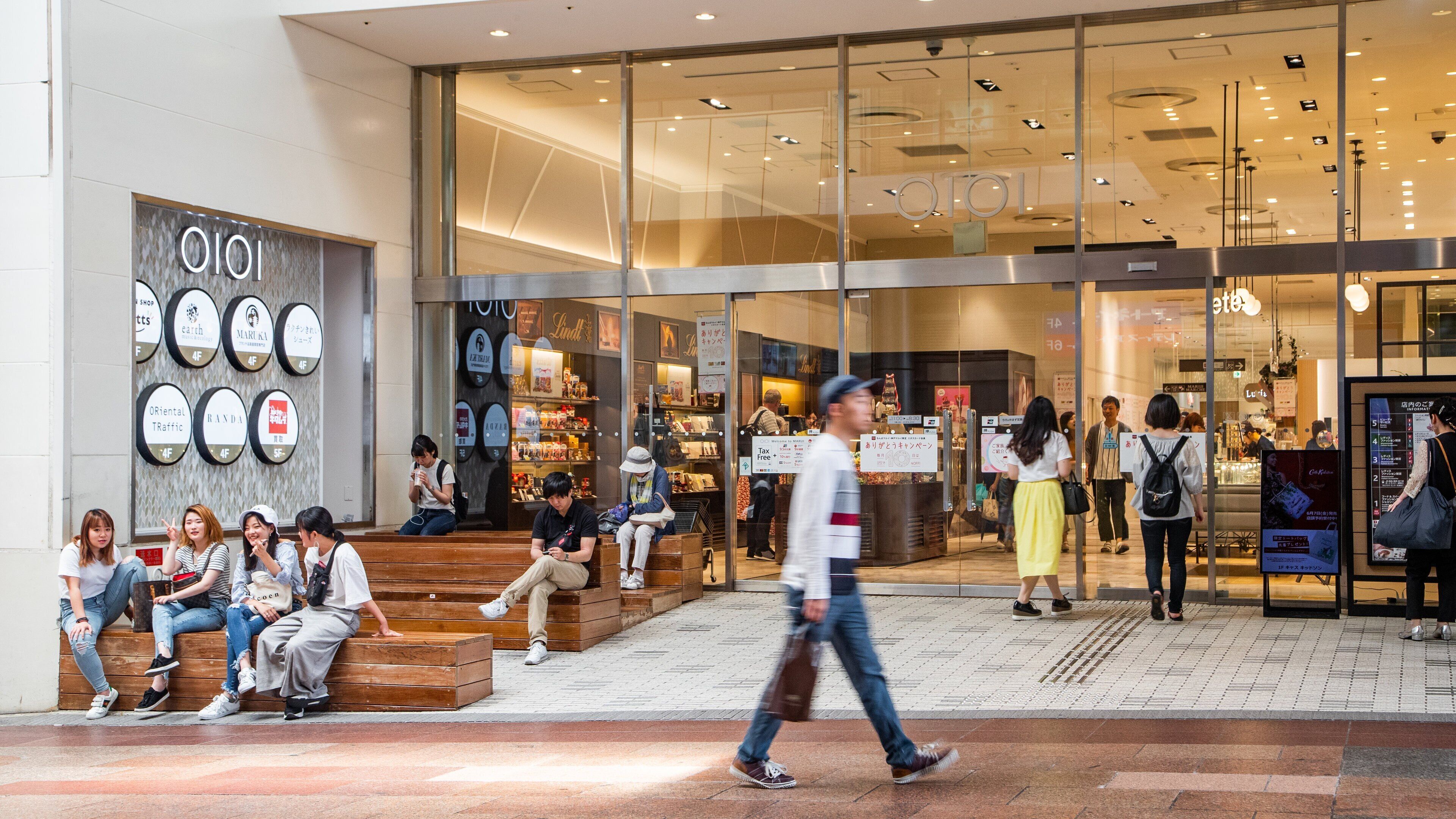 Sannomiya showing street scenes