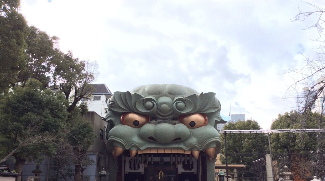 It was so huge. Just like you see in this picture. But it was bit hard to spot the shrine as it was surrounded by houses and buildings. Bring your cellphone and use google map if you are lost.