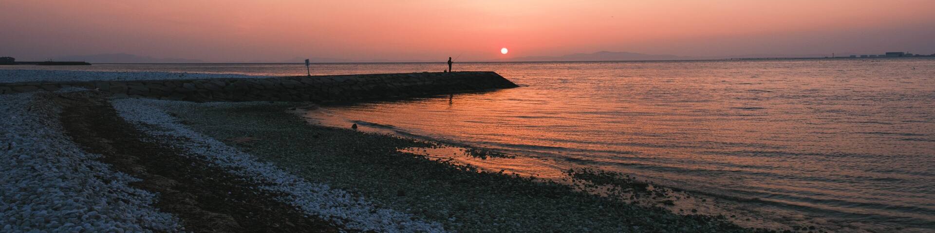 泉南マーブルビーチ、美しい夕日の光が印象的な風景、日本、大阪