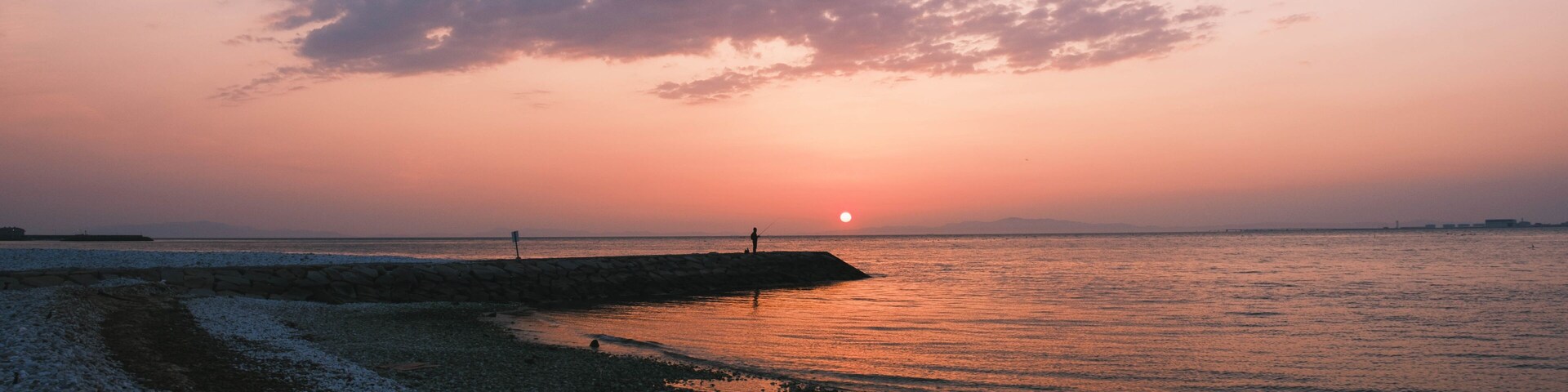 泉南マーブルビーチ、美しい夕日の光が印象的な風景、日本、大阪
