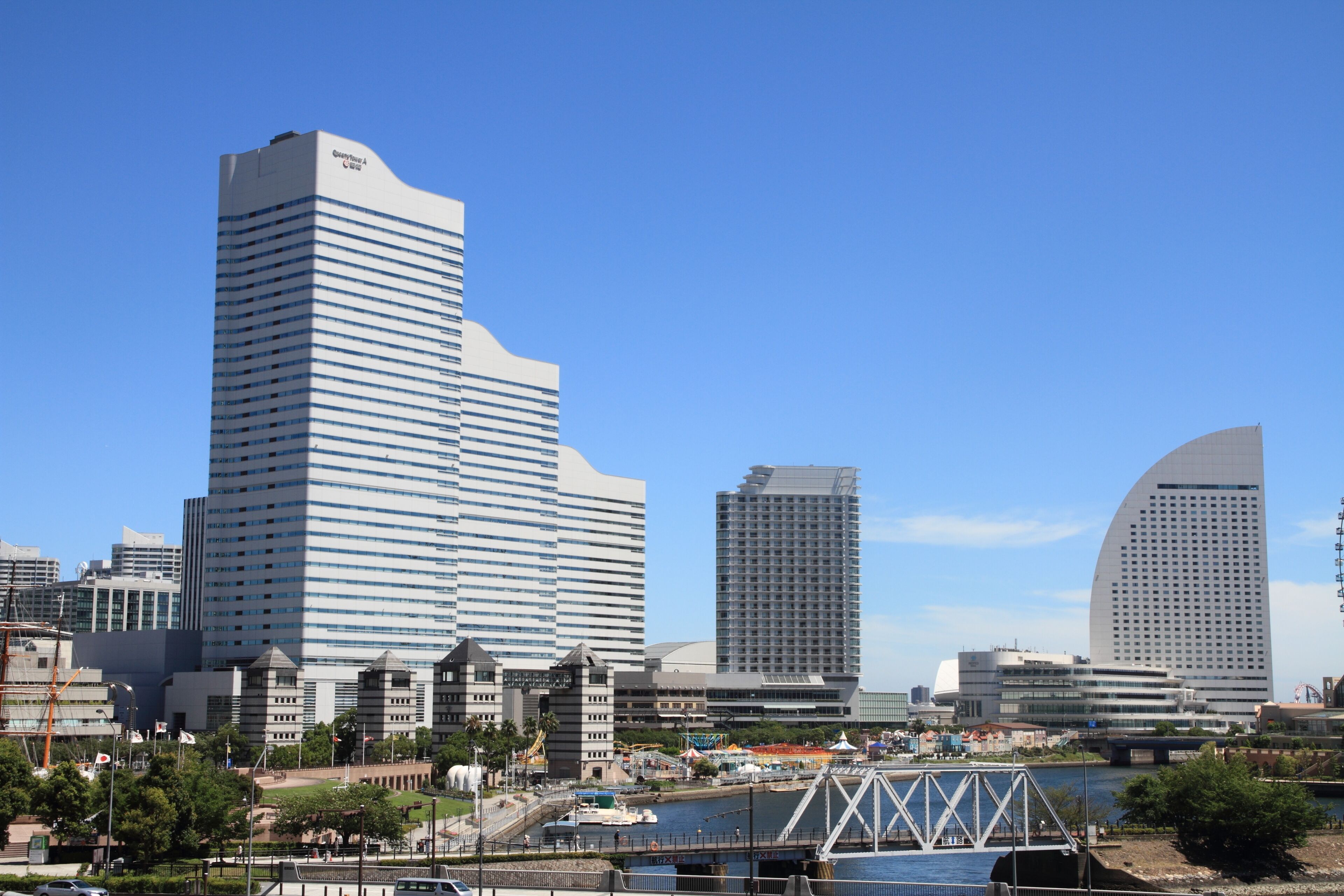 Horizonte urbano com edifícios modernos, uma ponte e uma orla.