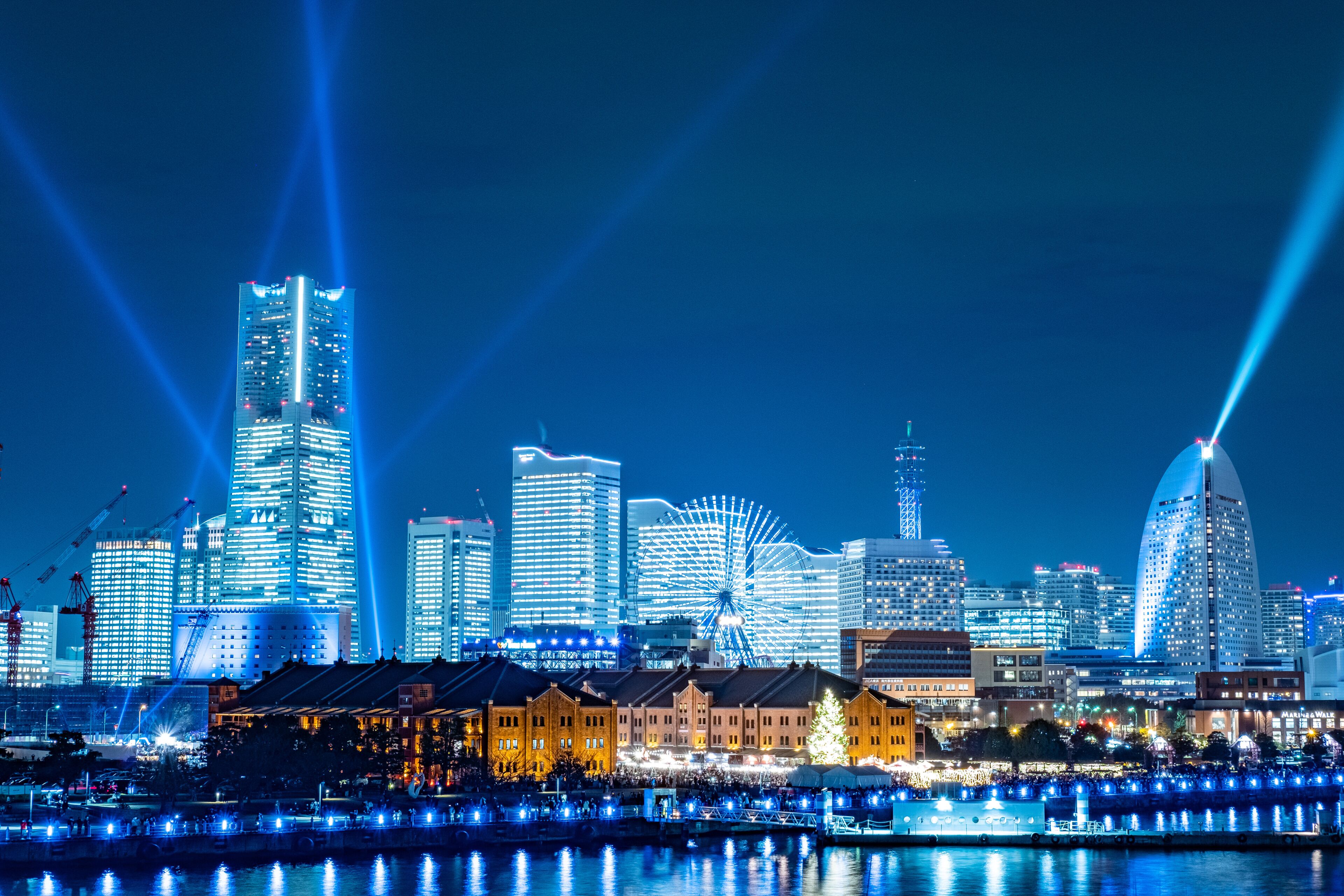 神奈川県横浜市みなとみらいのビルが全館点灯した夜景