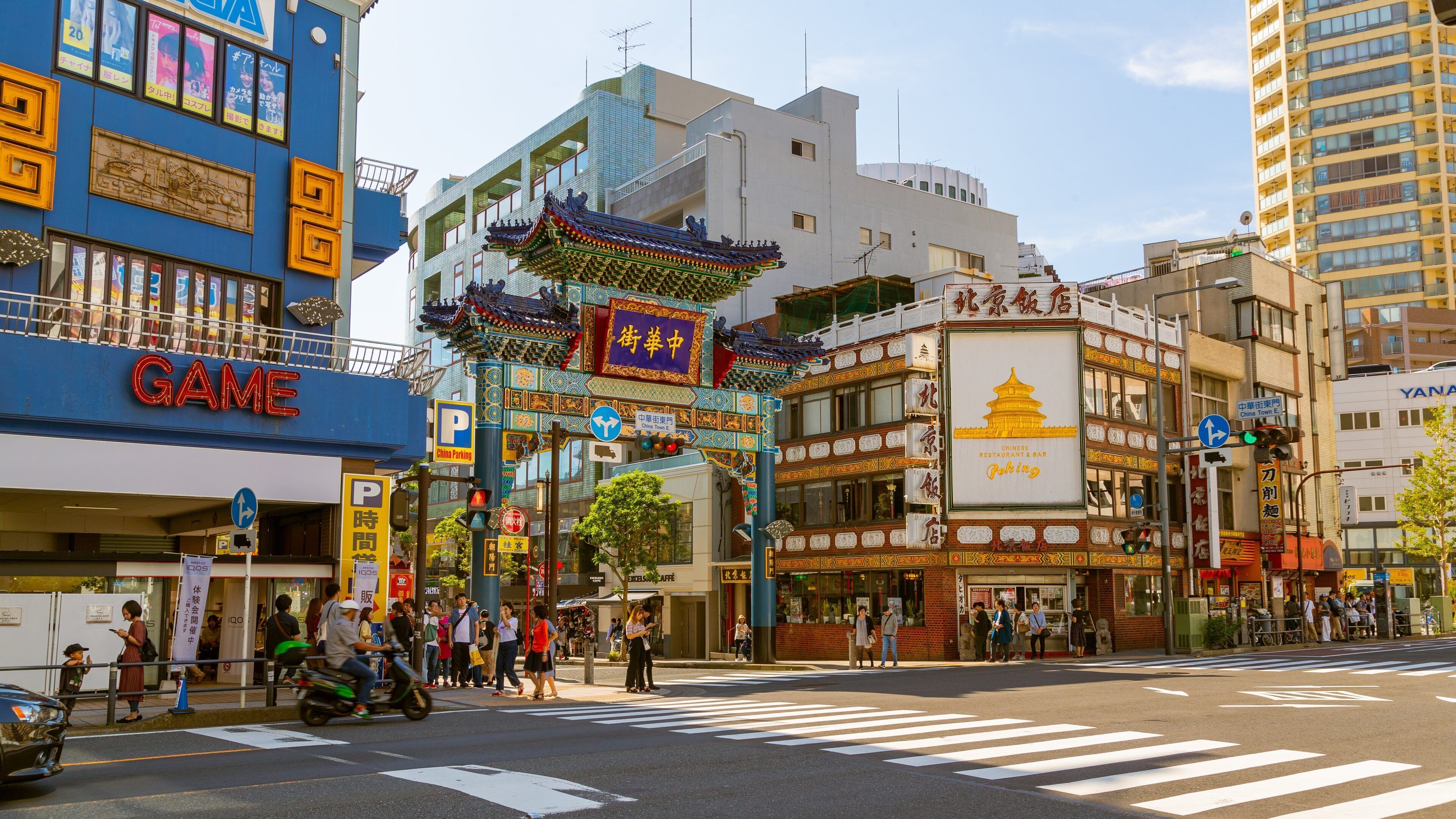 Chinatown which includes a city, signage and heritage elements