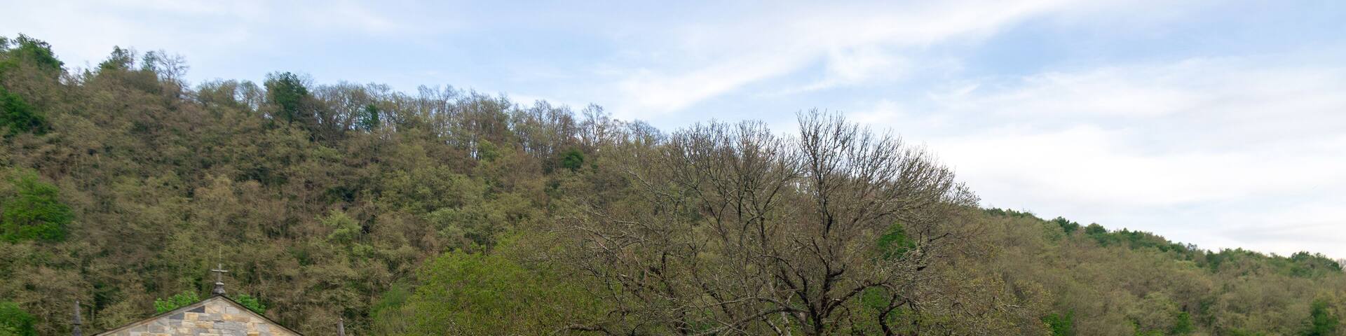 Iglesia románica de San Pedro Fiz (siglo XII). Hospital do Incio, Lugo, España.