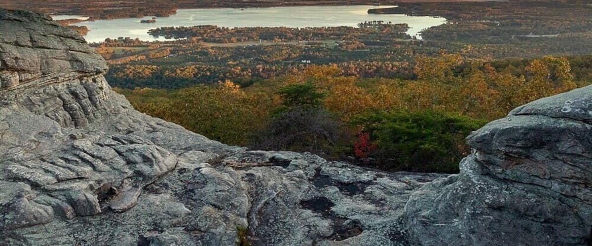 A hidden gem of northeast Alabama, thirty/five minutes from Gadsden. It is a small start park with expansive view...as long as you don’t mind a little bit of rock climbing. The is a wheelchair accessible deck the offer stunning views without Spider-Man like moves. The fall chill made a wonderfully crisp atmosphere to the autumn sunset.