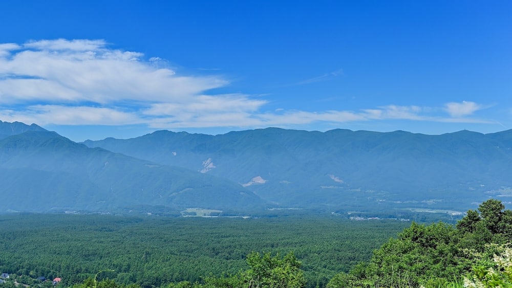 富士見高原で見た夏の南アルプスのパノラマ情景