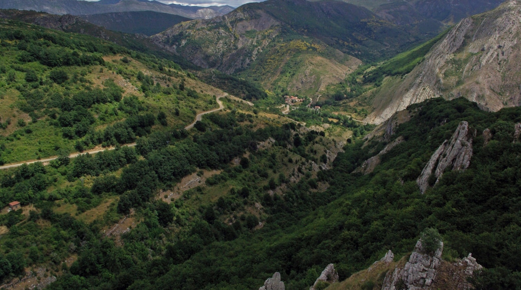 TorĂo valley from Valporquero watchtower (Vegacervera, LeĂłn, Spain).