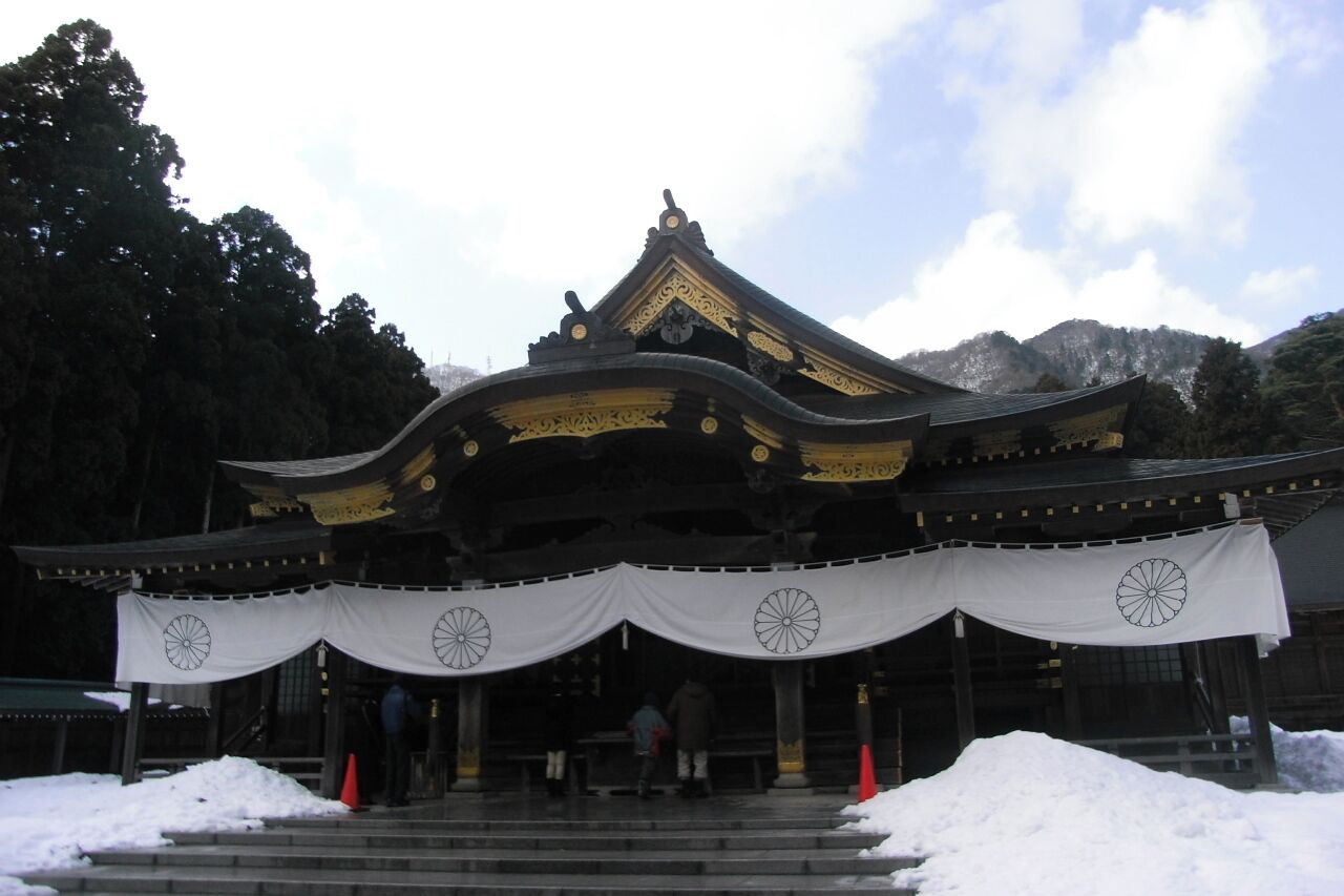 弥彦神社本殿です。
