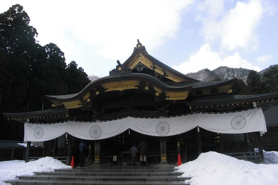 弥彦神社本殿です。