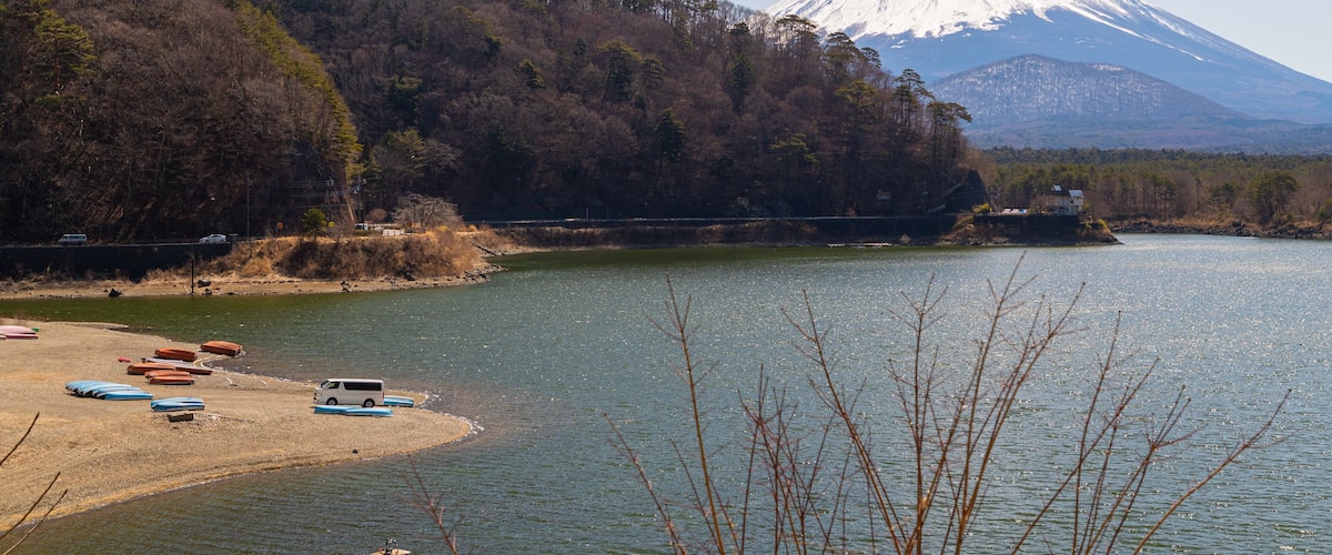 Lake Shojiko which includes a lake or waterhole and mountains