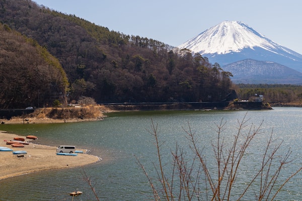 Lake Shojiko which includes a lake or waterhole and mountains