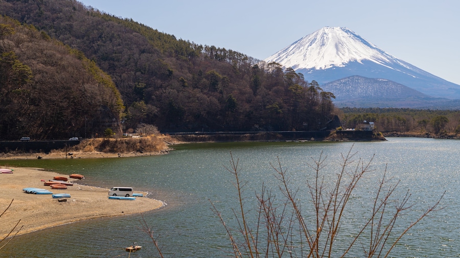 Lake Shojiko which includes a lake or waterhole and mountains