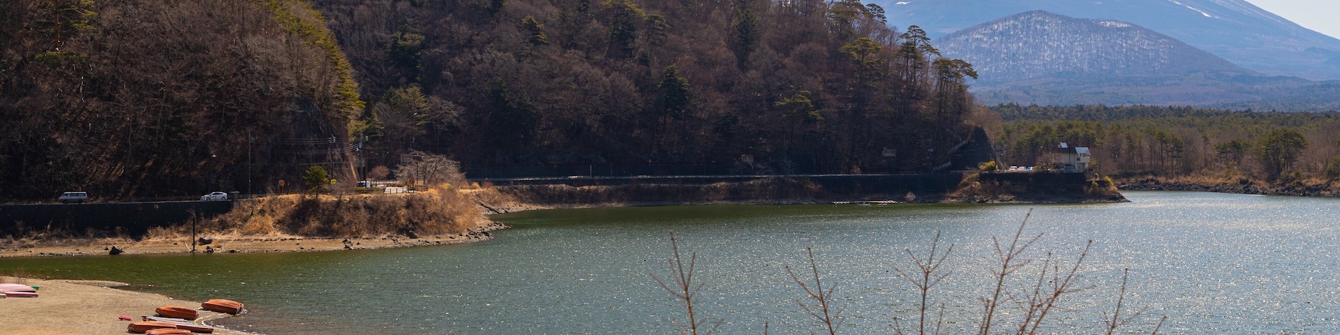 Lake Shojiko which includes a lake or waterhole and mountains