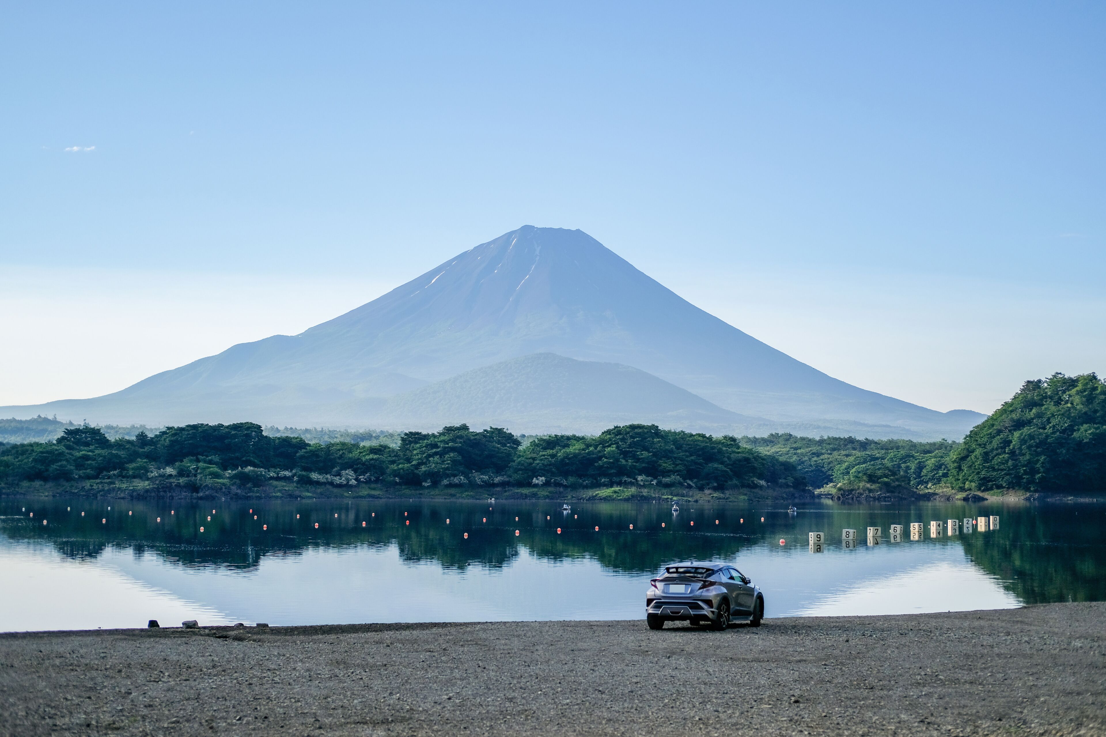 精進湖からの富士山とシルバーのSUV