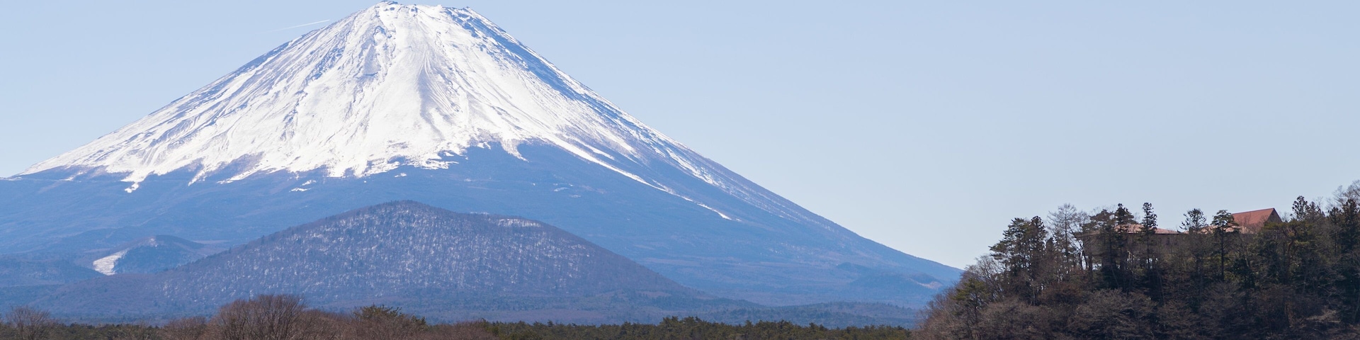 Lake Shojiko which includes a lake or waterhole and mountains