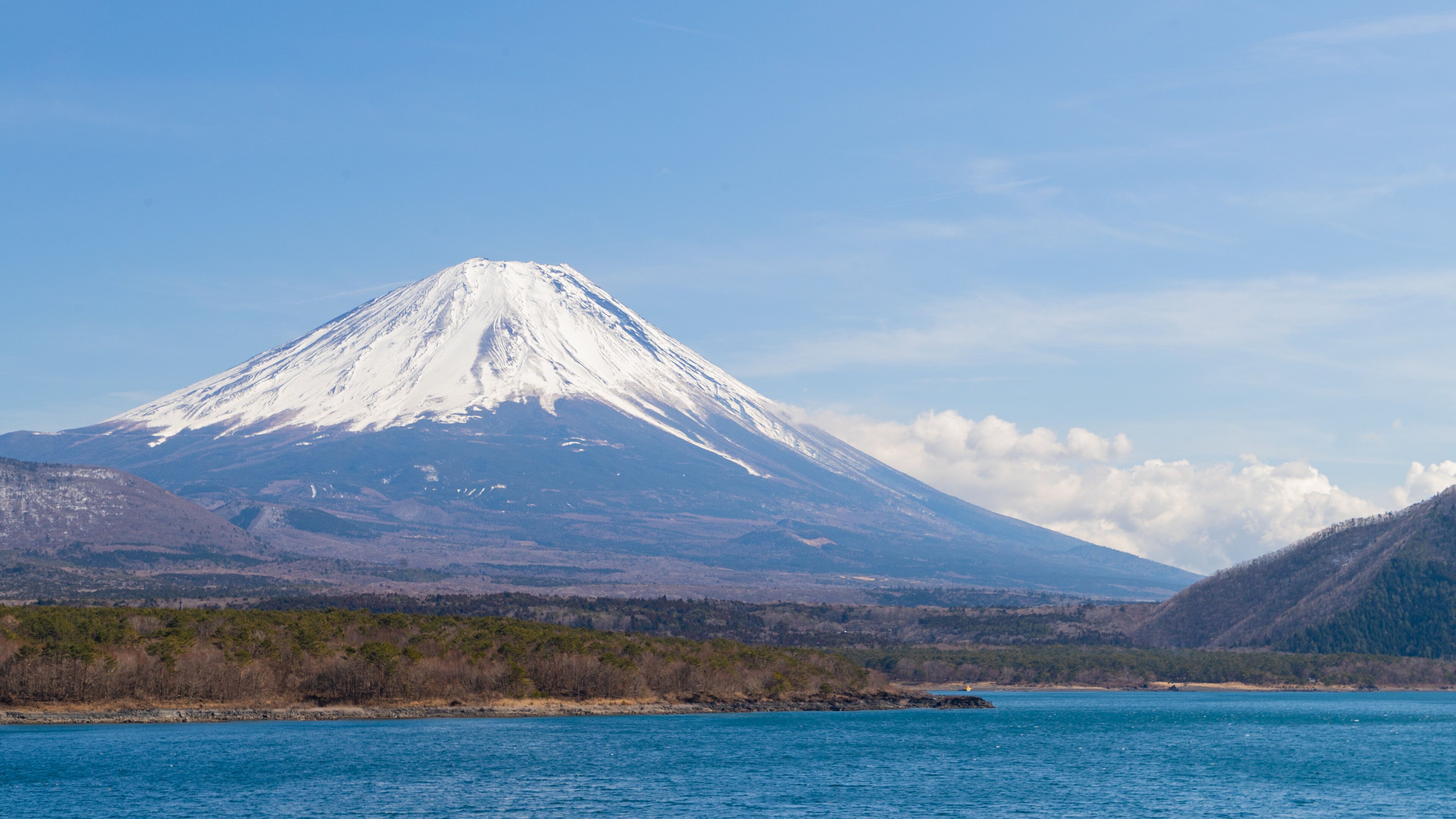 Lake Motosuko showing mountains and a lake or waterhole