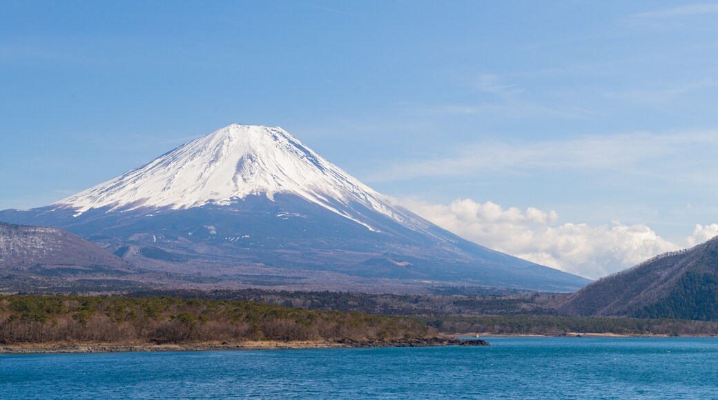 Lake Motosuko showing mountains and a lake or waterhole