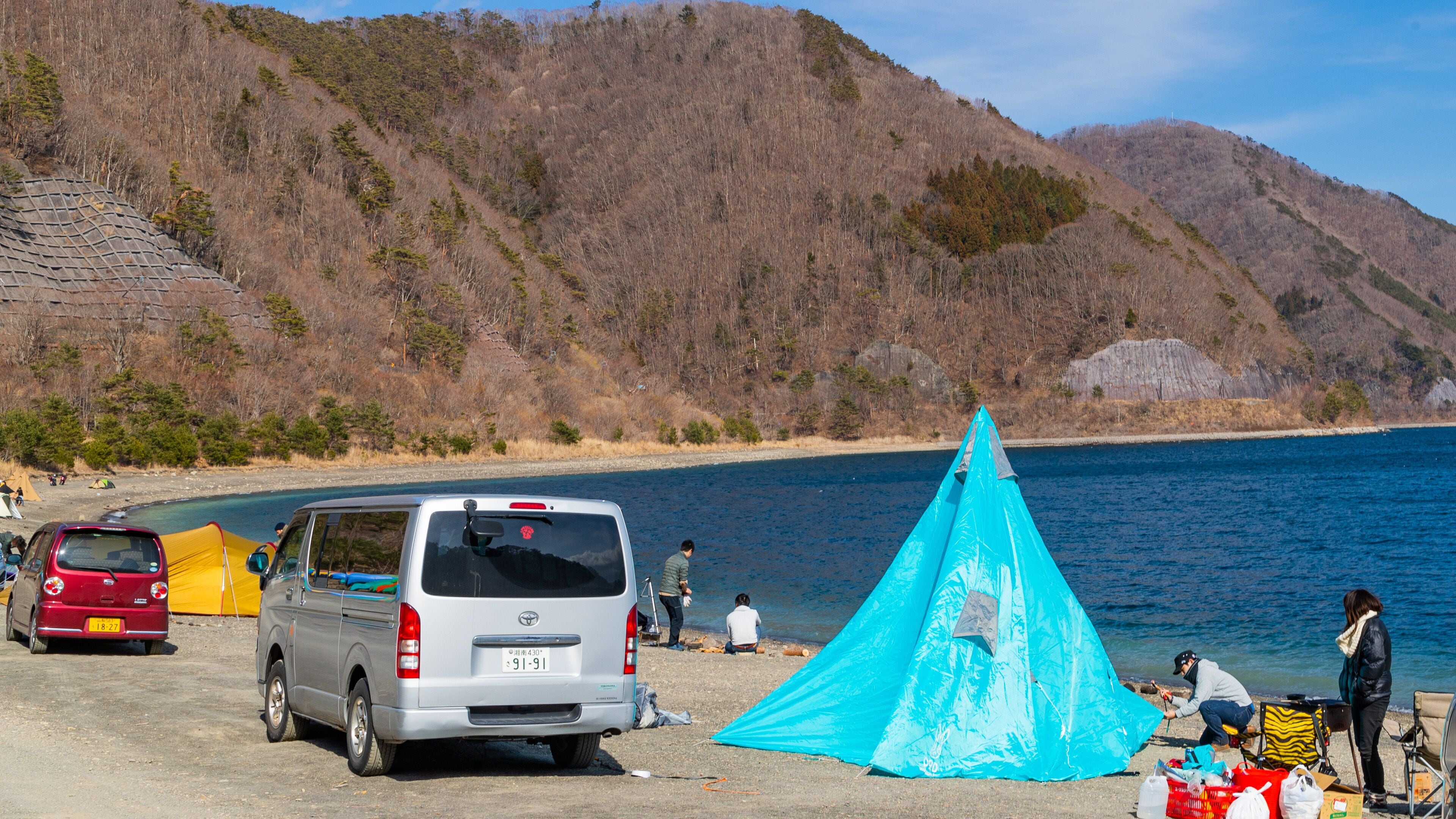Lake Motosuko which includes a lake or waterhole and camping