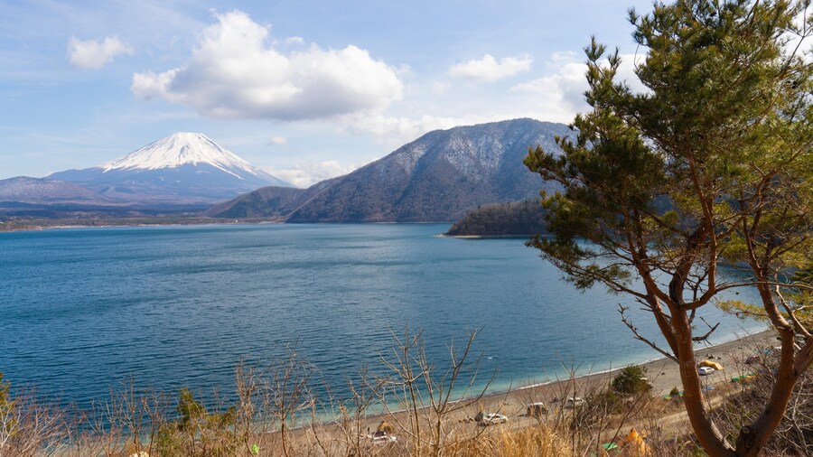 Lake Motosuko which includes a lake or waterhole and mountains