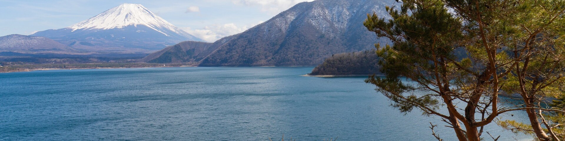 Lake Motosuko which includes a lake or waterhole and mountains