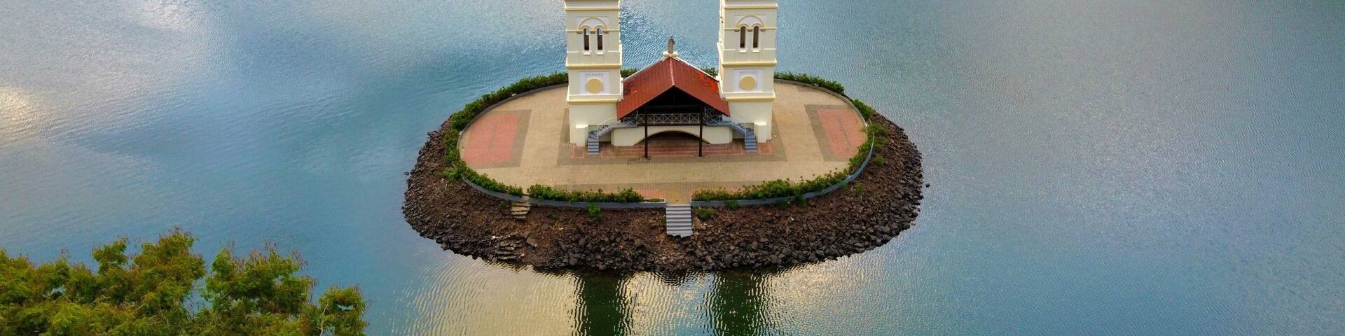 torres da igreja de Ita em Santa Catarina, Brasil.