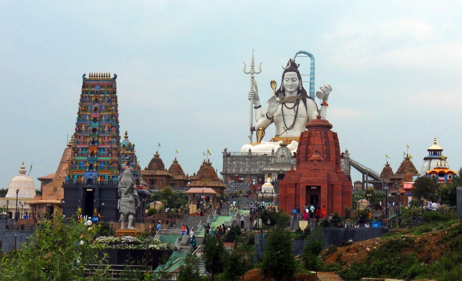 Siddeshwar Dham is a replica to the Hindus char dhams; Jagannath, Badrinath, Dwarka and Rameswaram and 12 Jyotirlingas.
The Dham is splendidly built and is well maintained.The first unnoticeable thing about Siddeshwar Dham is the "Gigantic Lord Shiva" statue.
#hinduschardham#namchi#sikkim#trover#travelbazzinga