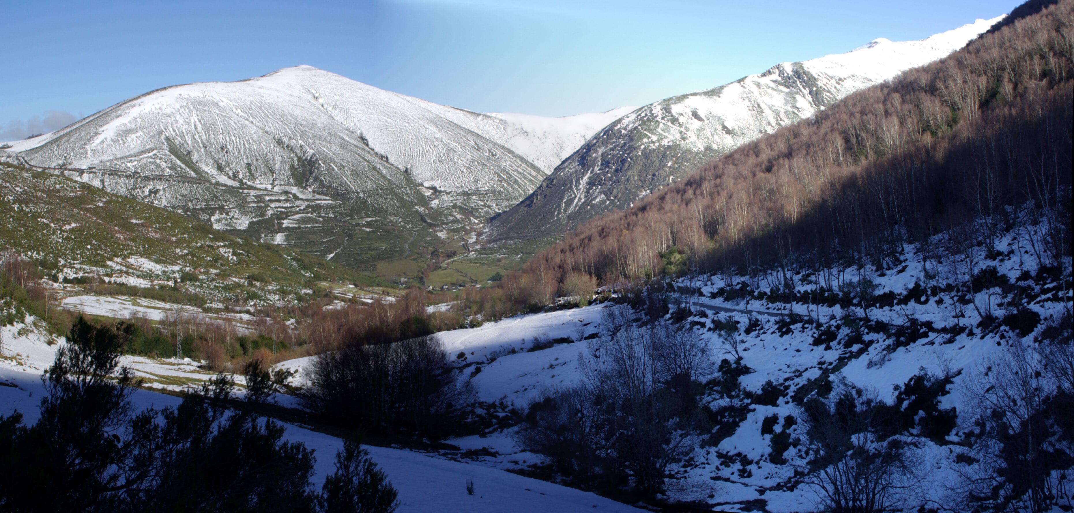 Mingatón range and Balouta village (Candín, León, Spain)