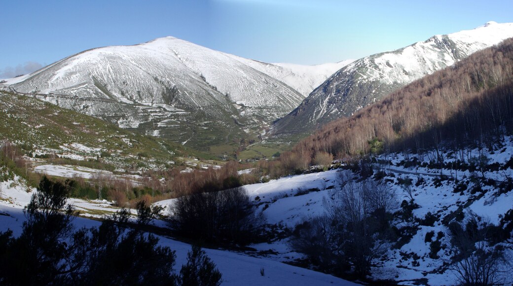 Mingatón range and Balouta village (Candín, León, Spain)