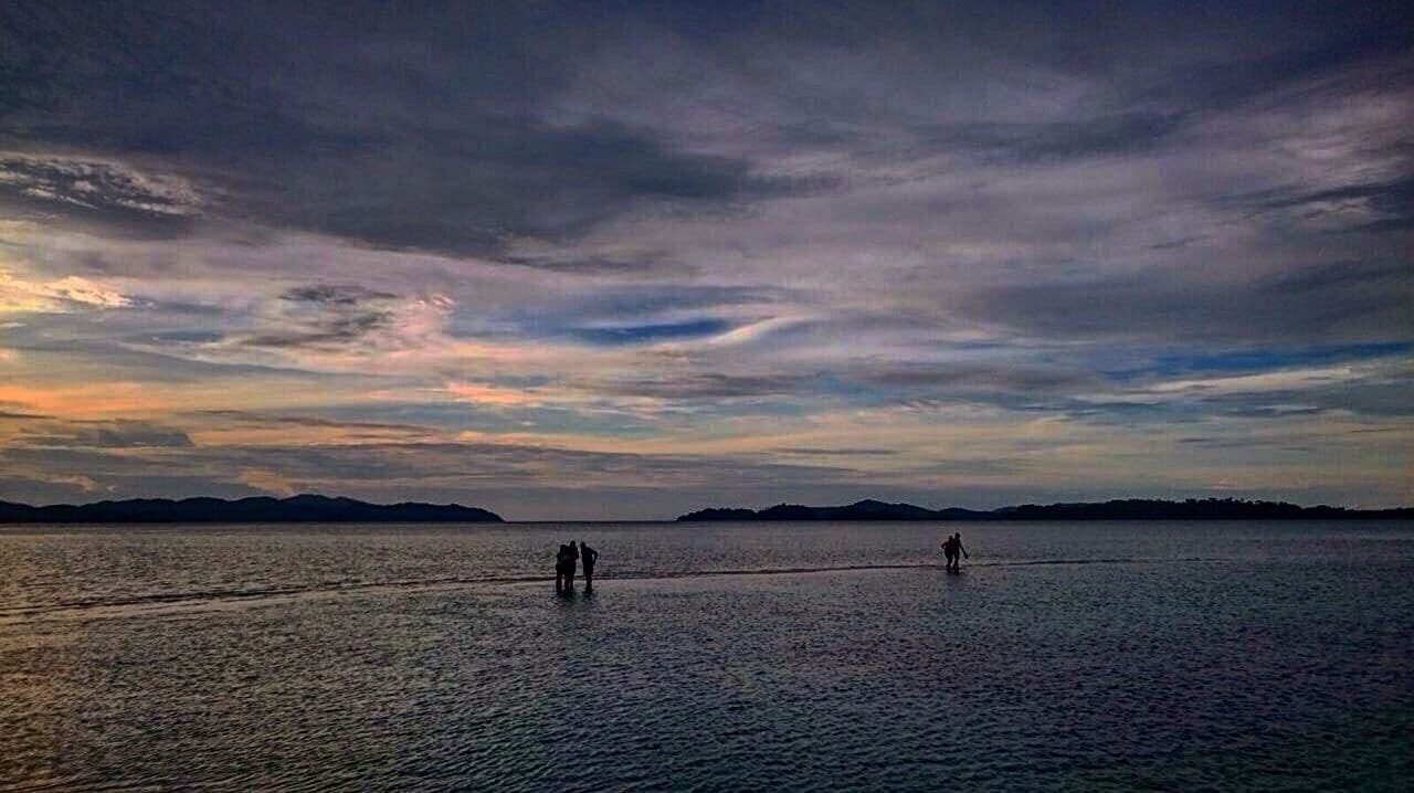 Sandbar fun... it's like walking in water and one of the best surprises was a constellation of starfish all six of them looking like clay model. 

#endlesssummer