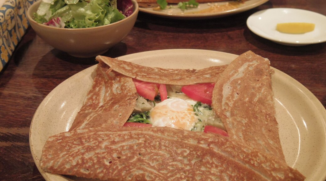 Le Bretagne in Kagurazaka is a restaurant that specializes in Galettes, traditional Bretagne crepes made from buckwheat flour. They have many restaurants in Tokyo but this was the first one to open. The galettes are delicious but I also like the quirky interior and friendly staff, who mostly all speak French, Japanese, and English. #Delicious
*Open: 11:30am-10:30pm (closed Mondays)
*The closest stations are Kagurazaka Station, Ushigome Kagurazaka Station, and Iidabashi Station.