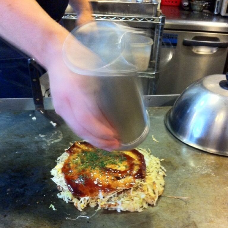 今日の昼食は広島風お好み焼き。
仕上げの青海苔を振りかけて 
「広島風お好み焼きの、完成です！」
ちなみに、そば豚玉でした。
美味かった。
