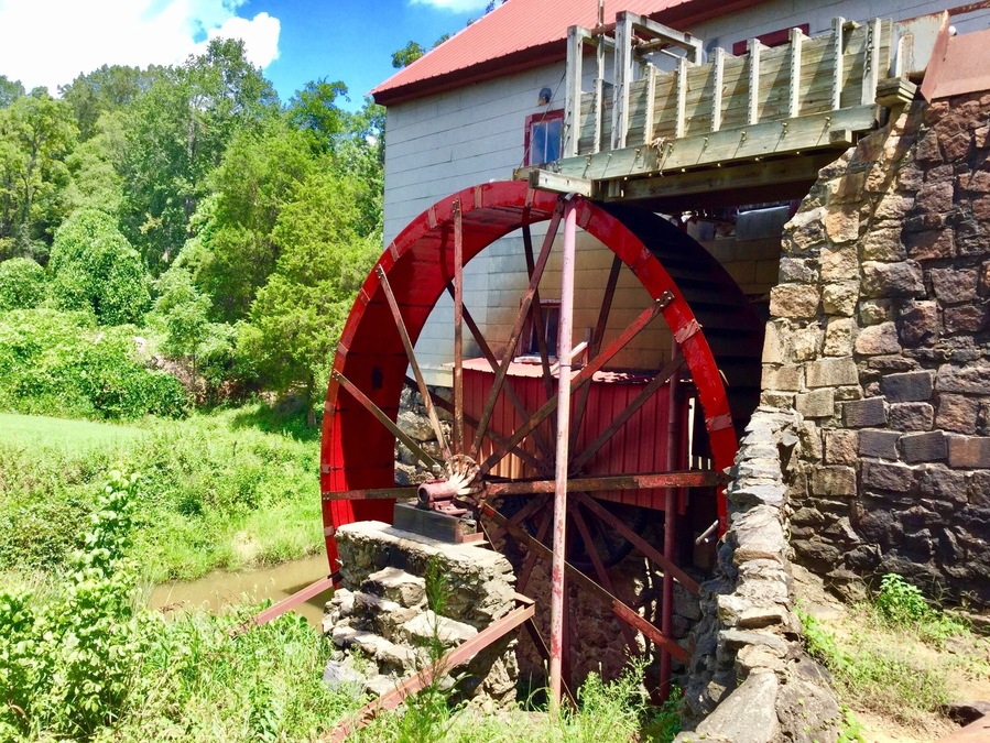 Beautiful old mill still in operation and right off the main road. Worth stopping by and spending a few minutes enjoying the surroundings.