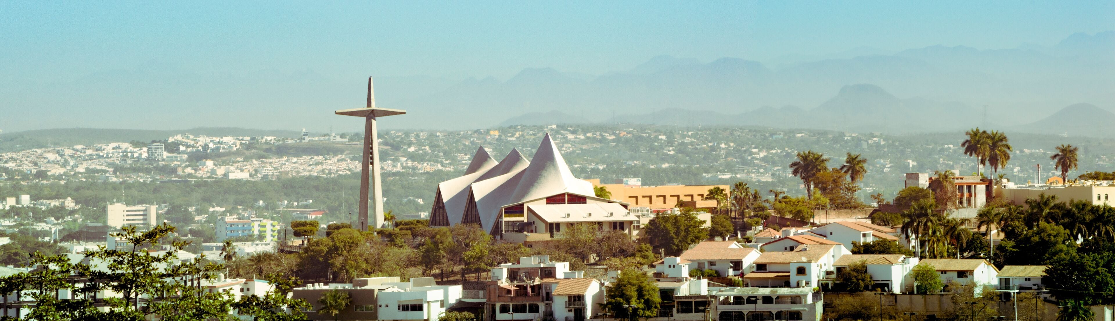 La Lomita, vista panorámica de la ciudad de Culiacán, Sinaloa. Se ubica en la zona la iglesia dedicada a la Virgen de Guadalupe y es un mirador para el turismo.