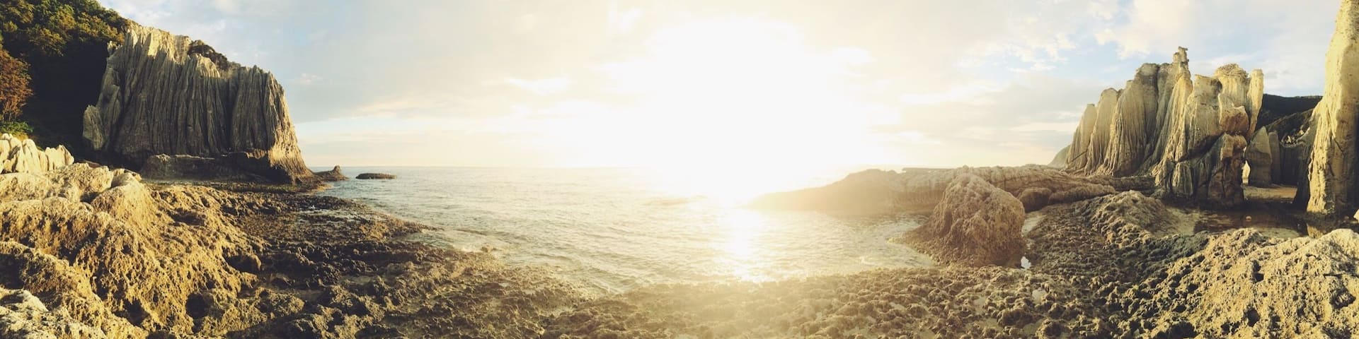This was one spectacular sunset. Located way up on the western coast of the Shimokita Peninsula, Hotokegaura is one spot not to be missed on an exploration of Northern Japan. Massive limestone cliffs and water as far as the eye can see...makes a person feel a bit small. #japan #weekendgetaway #goldenhour #sunset