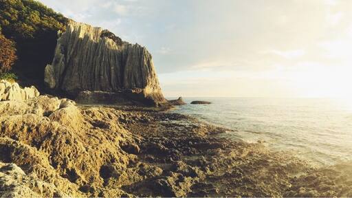 This was one spectacular sunset. Located way up on the western coast of the Shimokita Peninsula, Hotokegaura is one spot not to be missed on an exploration of Northern Japan. Massive limestone cliffs and water as far as the eye can see...makes a person feel a bit small. #japan #weekendgetaway #goldenhour #sunset
