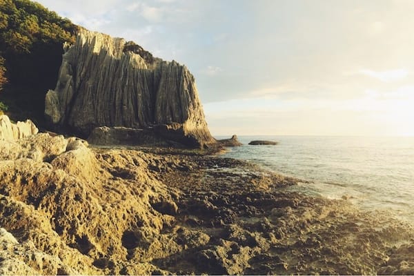 This was one spectacular sunset. Located way up on the western coast of the Shimokita Peninsula, Hotokegaura is one spot not to be missed on an exploration of Northern Japan. Massive limestone cliffs and water as far as the eye can see...makes a person feel a bit small. #japan #weekendgetaway #goldenhour #sunset