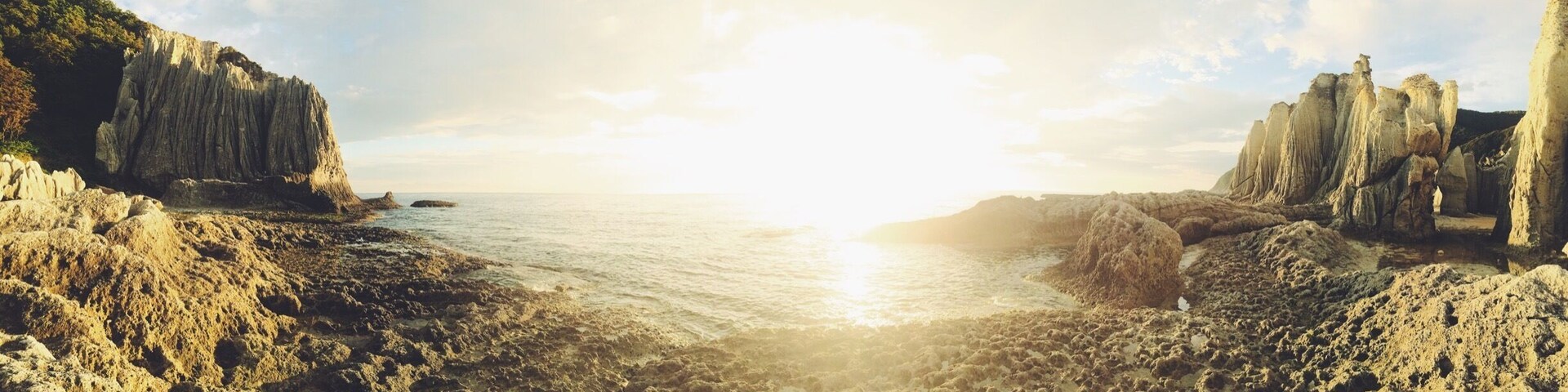 This was one spectacular sunset. Located way up on the western coast of the Shimokita Peninsula, Hotokegaura is one spot not to be missed on an exploration of Northern Japan. Massive limestone cliffs and water as far as the eye can see...makes a person feel a bit small. #japan #weekendgetaway #goldenhour #sunset
