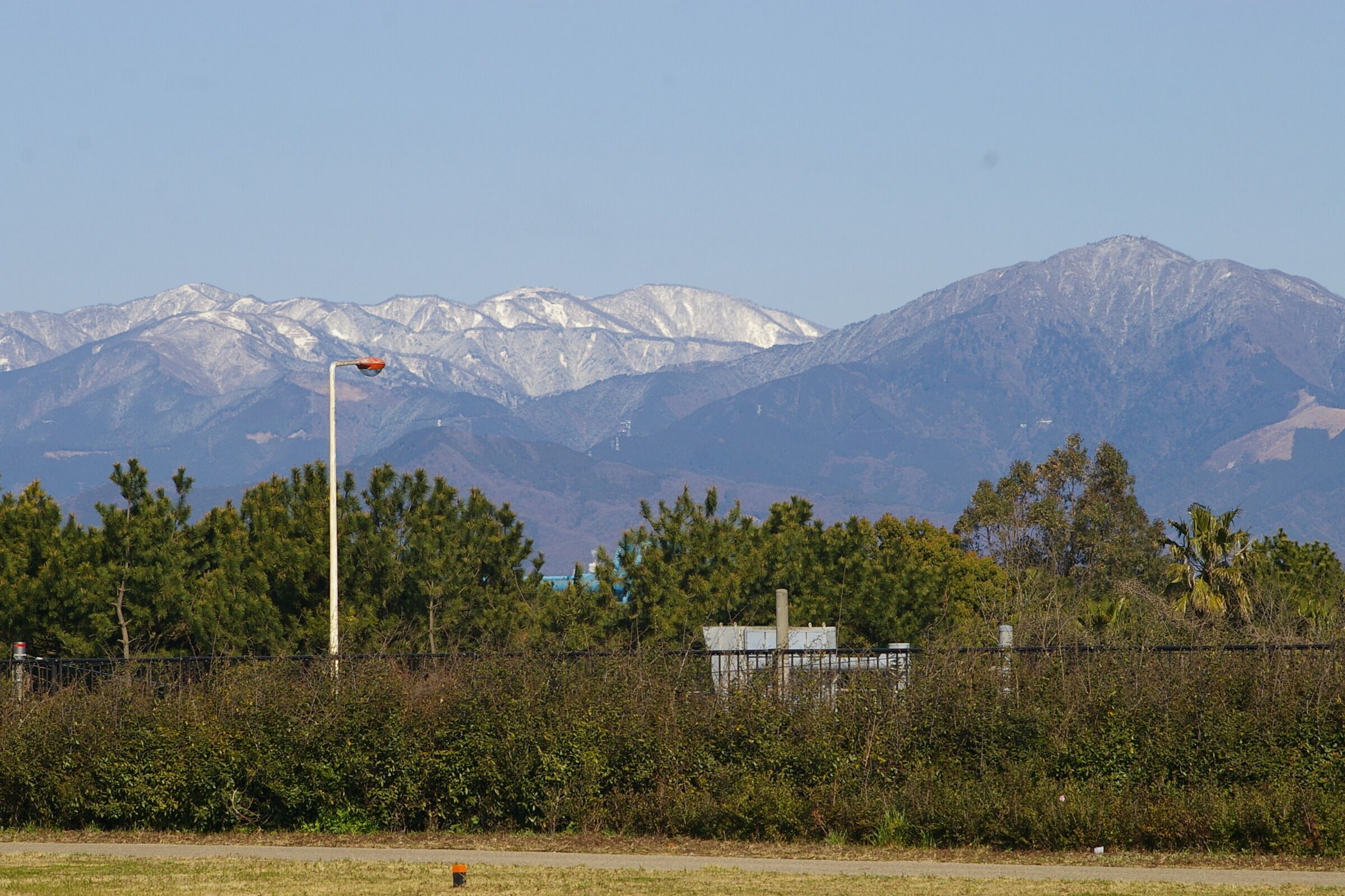 しおさい広場から丹沢大山を望む