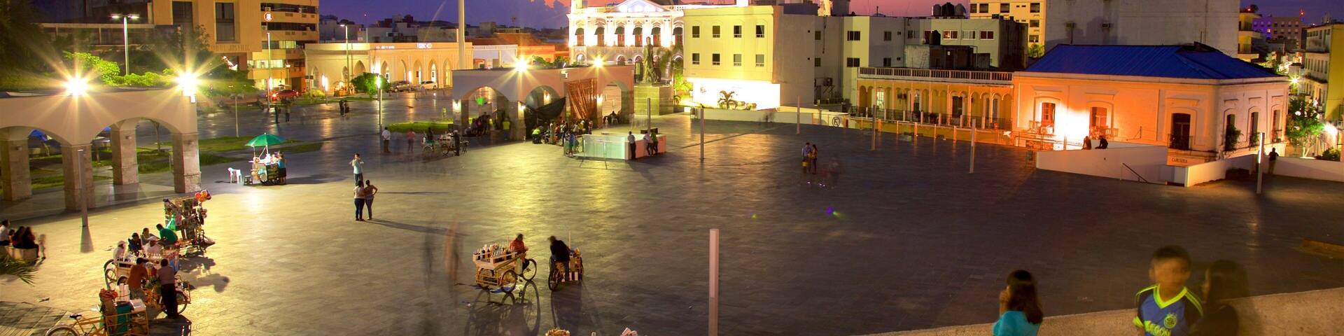 Villahermosa mostrando cenas noturnas e uma praça ou plaza