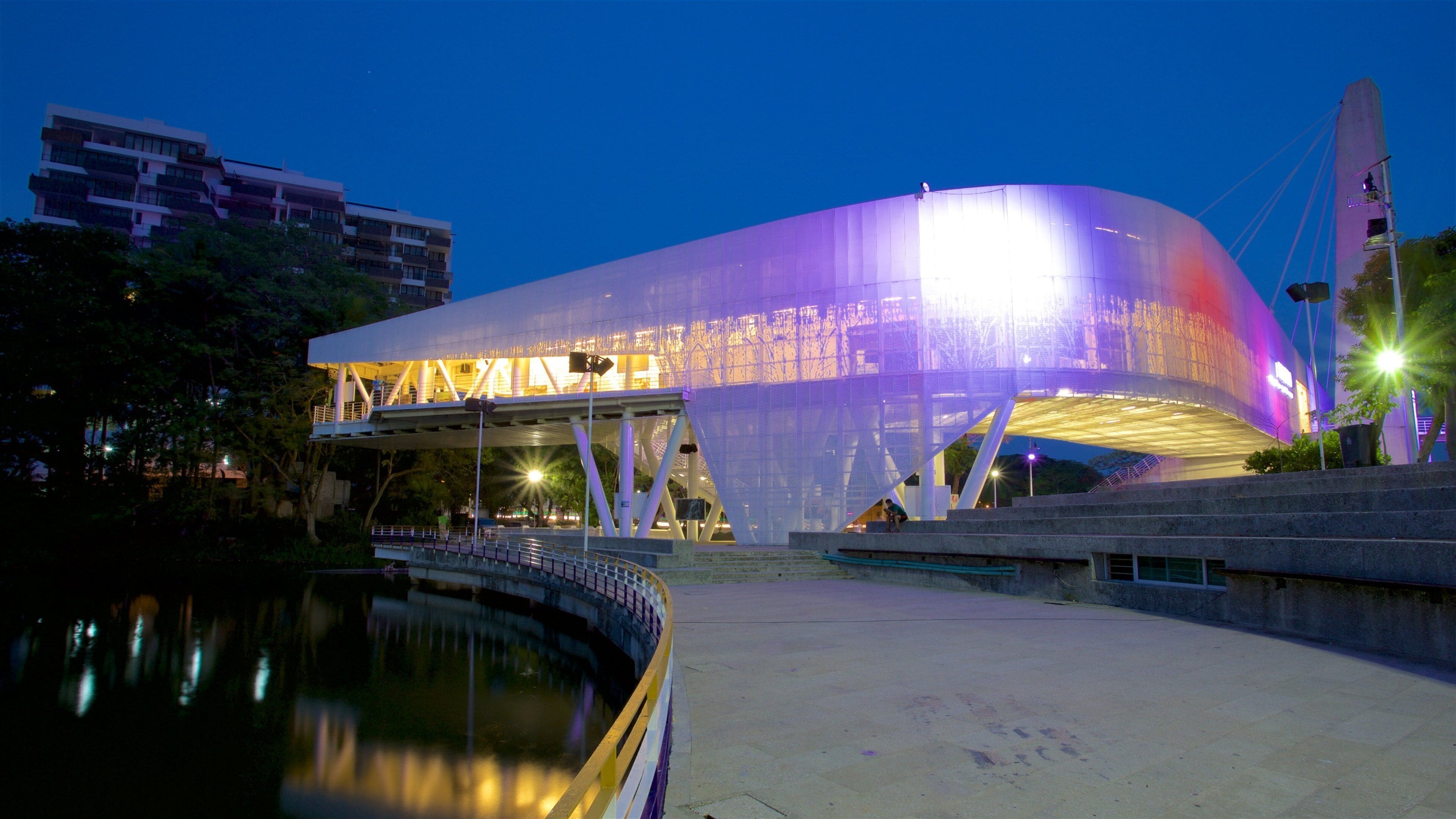 Villahermosa que incluye arquitectura moderna y escenas nocturnas