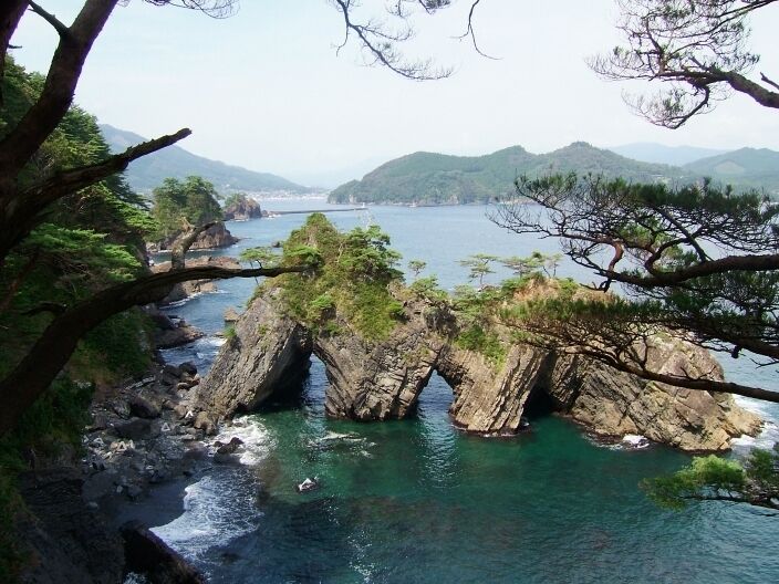 Rocks perforated by three holes at the base of sea Anatoosiiso 穴通磯（あなとおしいそ）Rikuchu Coast National Park