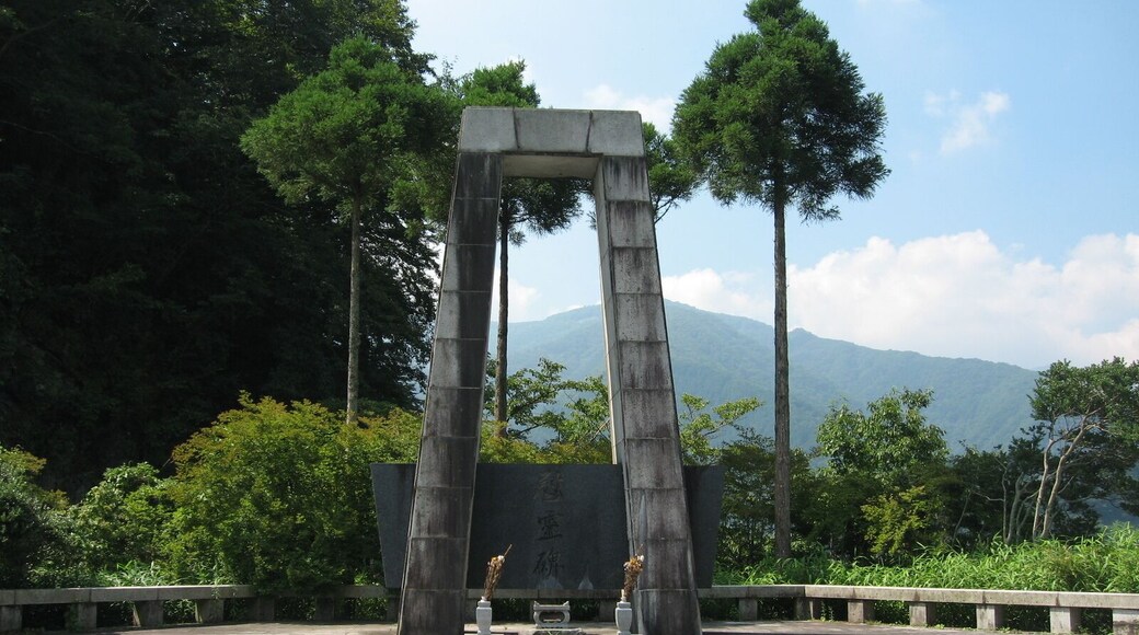 小河内ダム建設工事殉難者慰霊碑 (東京都西多摩郡奥多摩町大字原、小河内ダム右岸園地) 1936年に着工、1957年に竣工した小河内ダムで、建設工事中に殉職した87名の慰霊碑。 1958年3月20日除幕。